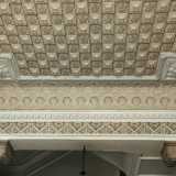 I due peducci delle colonne reggono un architrave dove ritroviamo la striscia con gigli (presente all�esterno), sovrastata da una modanatura a dentelli e una fascia curvata raffigurante delle palmette sovrapposte (foto di Michele Iannone)